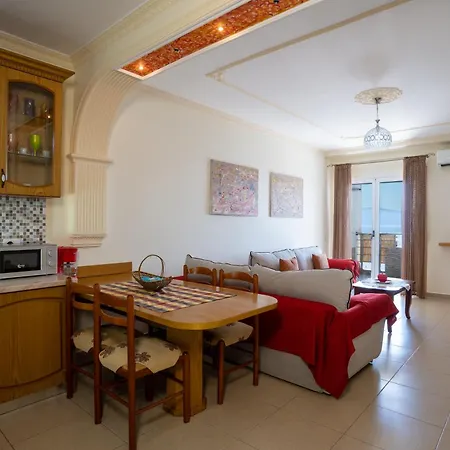 Deluxe Beachfront Apartment *