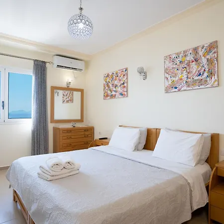 Deluxe Beachfront Apartment *