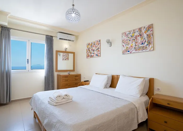 Deluxe Beachfront Apartment *
